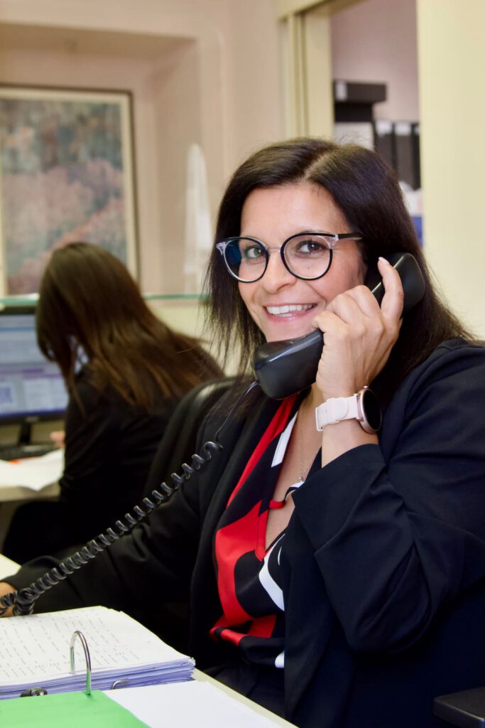 Dipendente al telefono che offre supporto ai clienti presso Studio Fazi Garassino Guglielmi